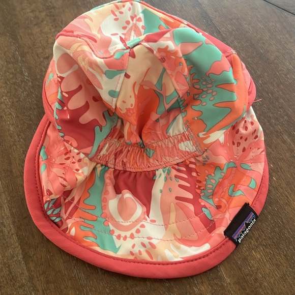 PATAGONIA BABY REVERSIBLE HAT IN WILD WARATAH VJOSA GREEN - Picture 3 of 6